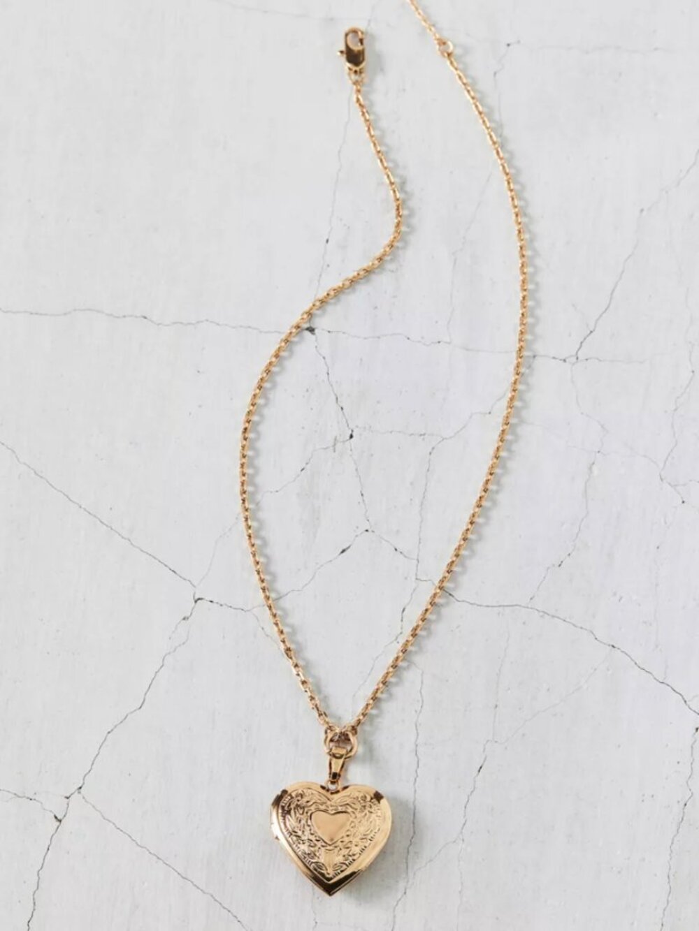 Urban Outfitters Metal Etched Heart Locket Necklace - Gold